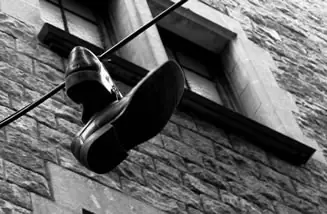 ¿Por qué cuelgan los zapatos en los cables?