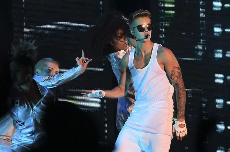 Mira el botellazo que le dieron a Justin Bieber (Otra vez)