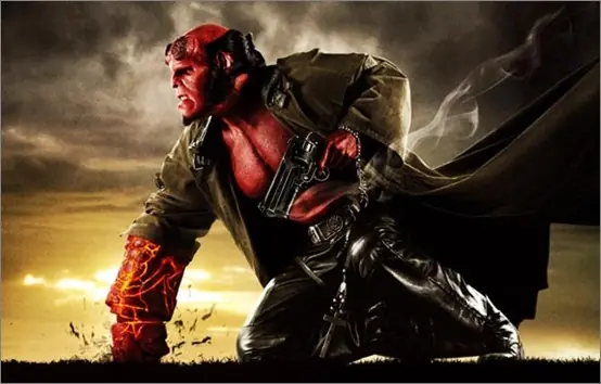 Haciendo la mano de hellboy con madera