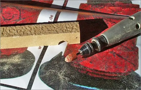 Haciendo la mano de hellboy con madera