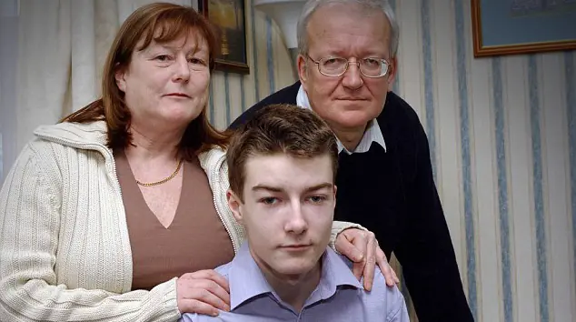 Papás son amenazados por el hijo: 'A los 35 me voy de casa'