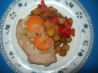 Bondiola Braseada con Batatas Caramelizadas