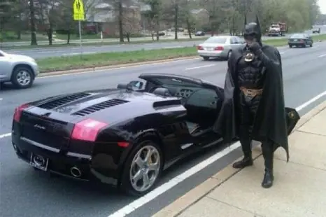 Batman es detenido por irregularidades en su matrícula
