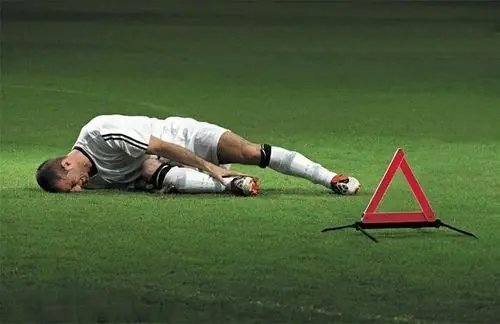 Fútbol juego de "machos" (imágenes fuertes)