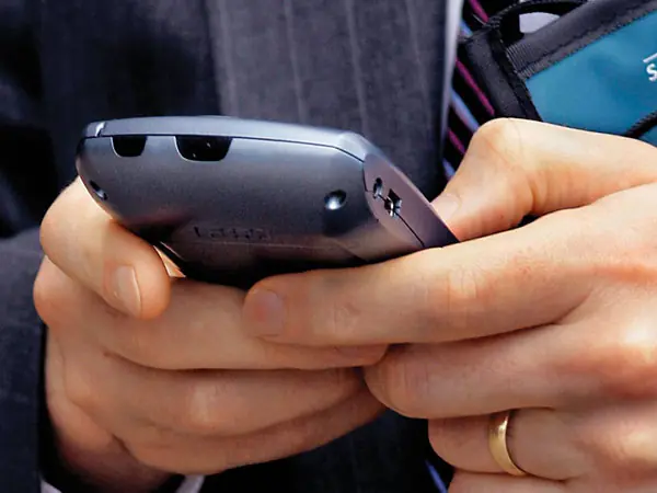 Ofrecen software para hackear y espiar celulares