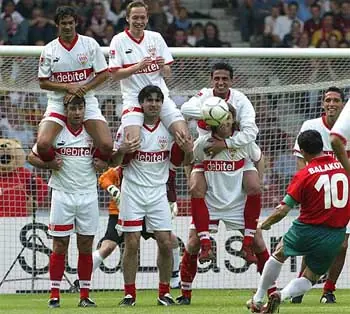 Fútbol juego de "machos" (imágenes fuertes)