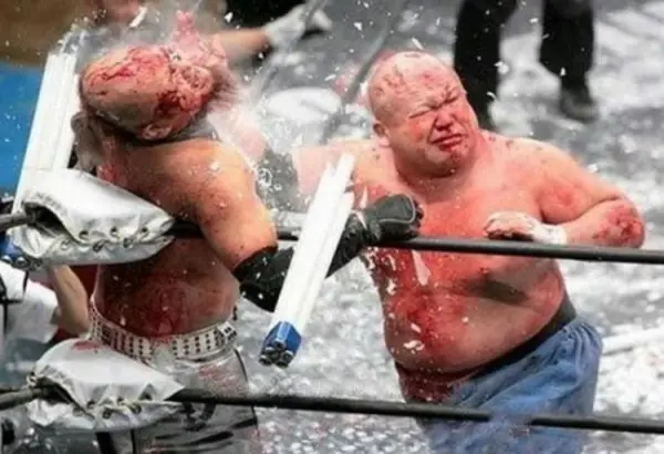Increíble lucha libre Sangrienta en Japón!!!
