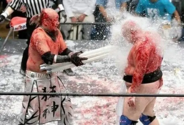 Increíble lucha libre Sangrienta en Japón!!!