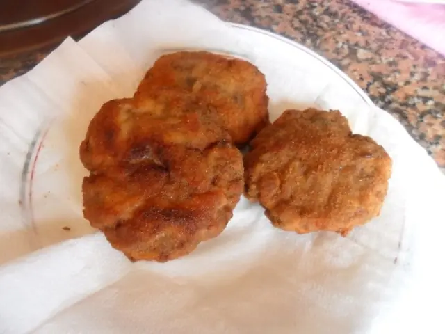 Mila-hamburguesas rellenas de queso + papas cajún.
