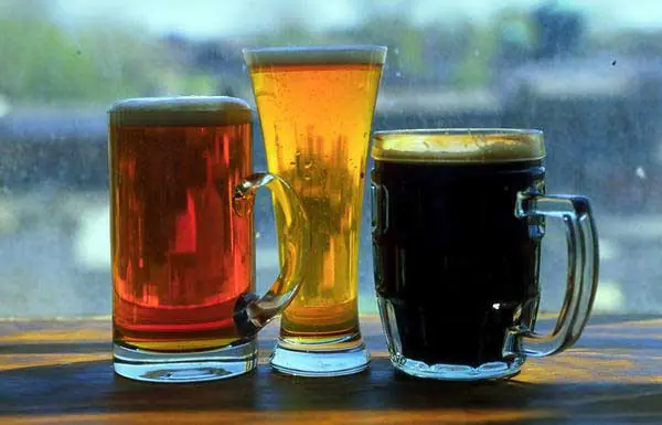 Tomate una cerveza bien fria