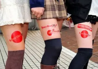 Japonesas alquilan sus piernas para exhibir publicidad