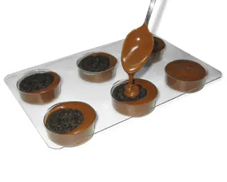Oreos Caseras y cubiertas con Chocolate.