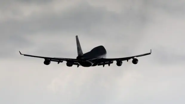 a los "pedos" aterrizo un avion