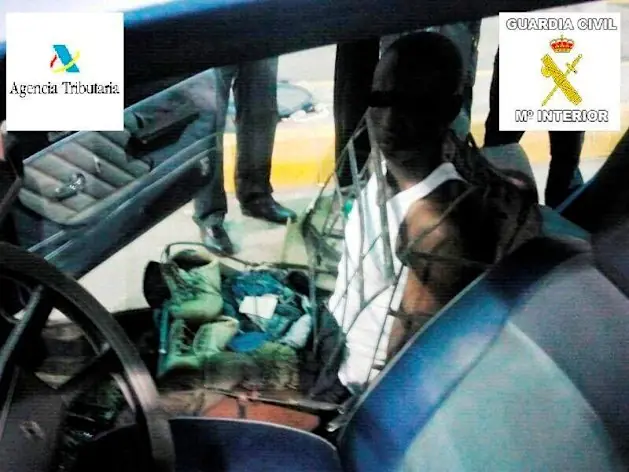 Descubren a un inmigrante camuflado de asiento...