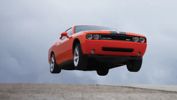 Dodge Challenger SRT en la playa