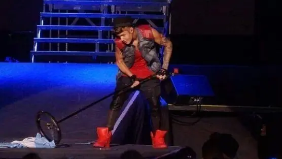 declaración como persona no grata al cantante Justin Drew B