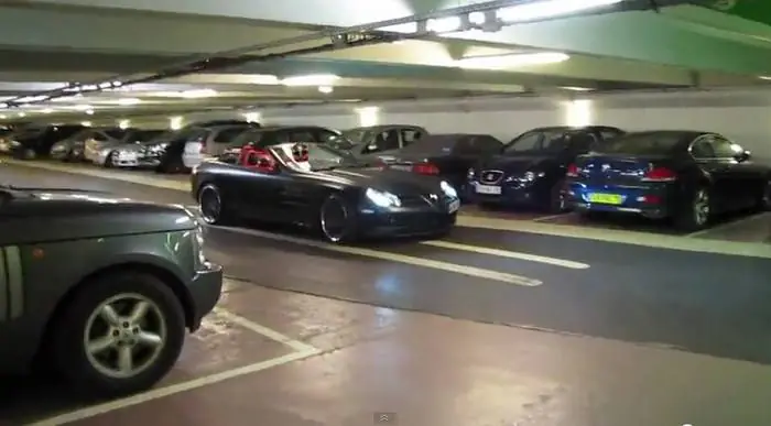 A 150 km/h en un parking, a bordo de un Brabus SLR