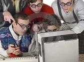 Los hombres prefieren estar en la web, que con sus novias
