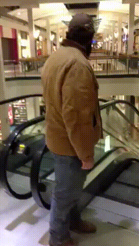 Gente que definitivamente no sabe usar la escalera mecánica