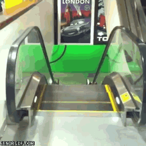 Gente que definitivamente no sabe usar la escalera mecánica
