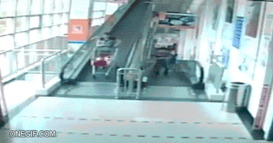 Gente que definitivamente no sabe usar la escalera mecánica