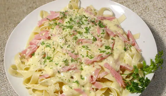 Spaghettis a la salsa  Alfredo...