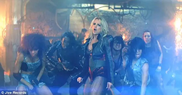 Britney Spears Bailando en el Apocalipsis