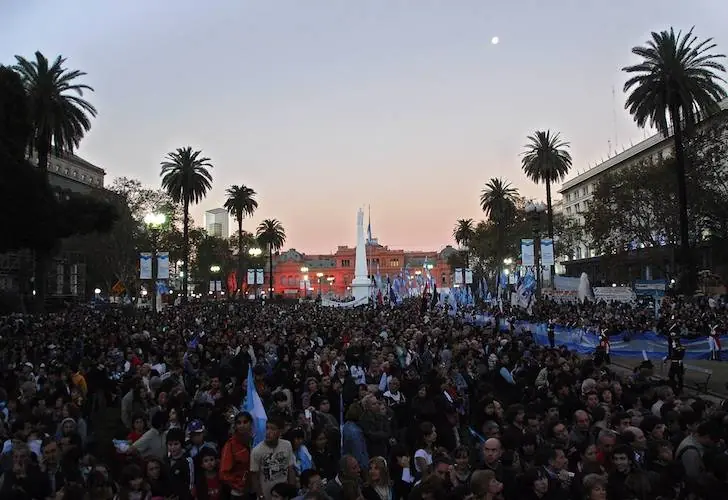 Miles de personas ya festejan en Plaza de Mayo el Triunfo...