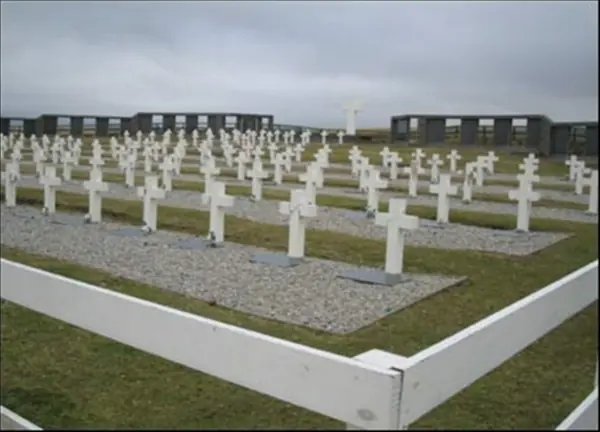 un minuto de silencio por los caidos en malvinas...