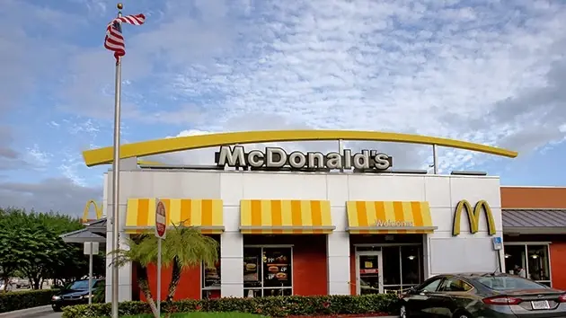 McDonalds a sus empleados: Troceen más su comida