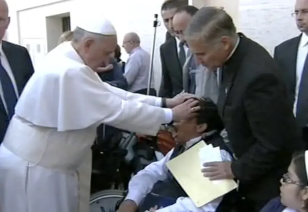 Por primera vez el Papa realiza un exorcismo en público