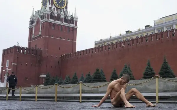 Se clavó los testículos al suelo