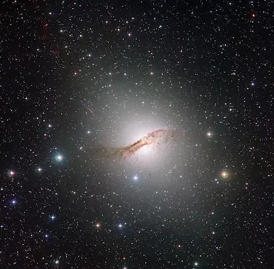 La extraña galaxia Centaurus A, bajo una mirada más profun