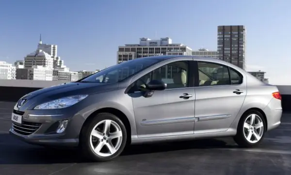 Peugeot 408 vs. Renault Fluence