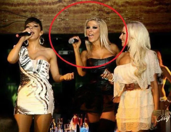 por que dirán que las rubias son tontas.