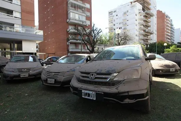 El temporal convirtió a Saavedra en un cementerio de autos