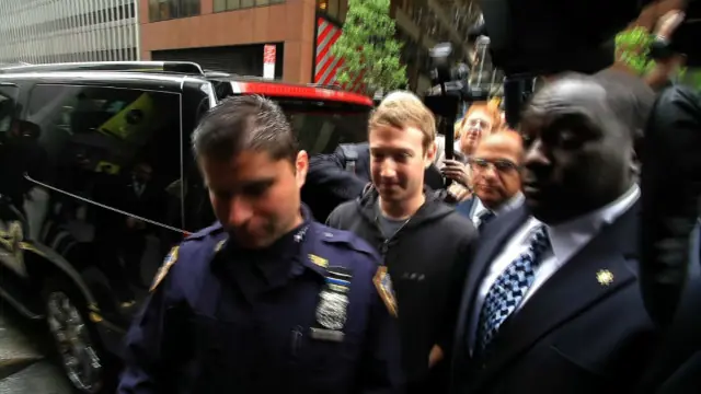 Zuckerberg apela a inversionistas en sudadera y capucha!