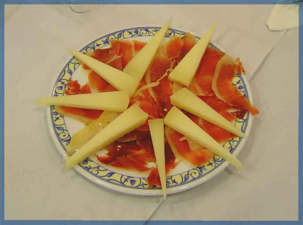 El jamón serrano y el queso: la fuente de la felicidad