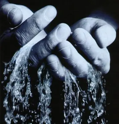 Te me vas igual que agua entre las manos.