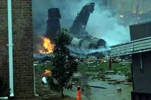 Un avión caza de EE.UU.se estrella contra edificios Virgini