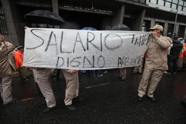 política