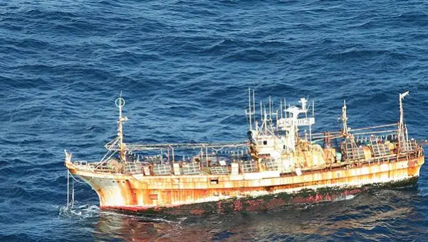 Encuentran barco fantasma deambulando por el Pacífico