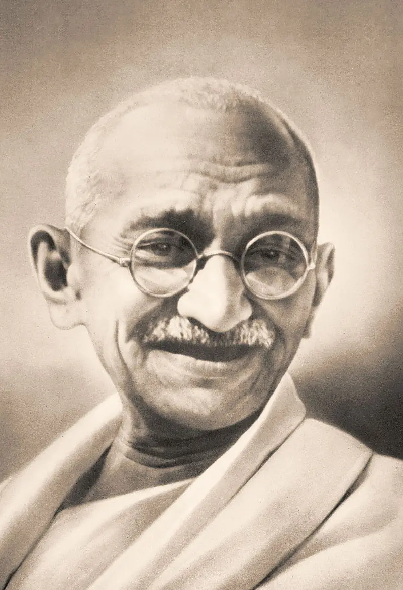 ¿Por qué Gandhi dormía siempre con una joven desnuda?