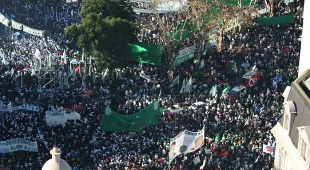 70.000 en Plaza de Mayo y muchos estatales