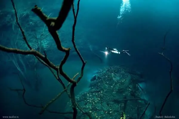 Un río bajo el fondo marino