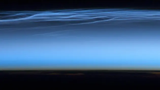 Las nubes luminosas tienen origen extraterrestre