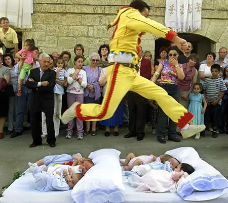 El Salto del “Colacho” (sobre bebes)