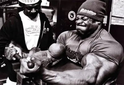 Entrena los brazos con Kai Greene