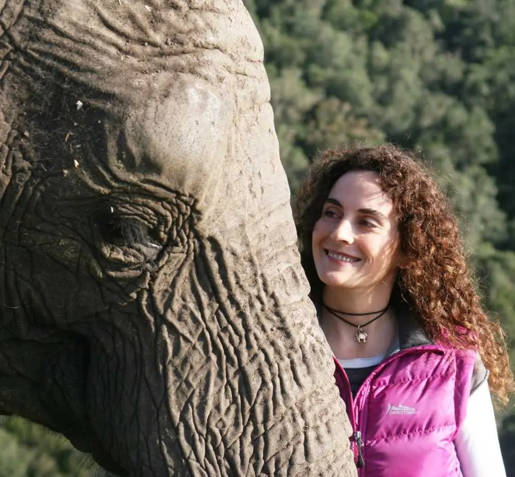 Mujer habla telepáticamente con animales