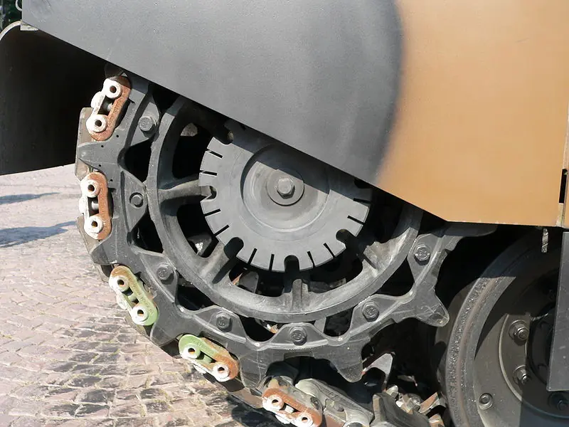 Porque los Tanques y otros blindados pesados tienen orugas?